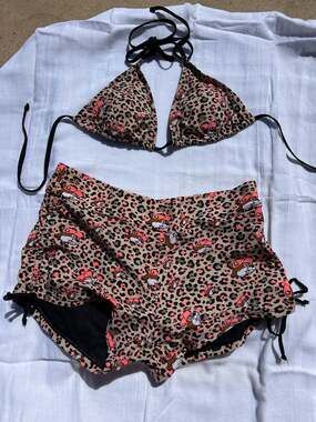 Buc-ee's Leopard Print High Waisted Two-Piece Bikini Set. Top-M & Bottoms-L